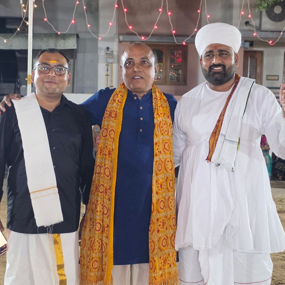 મારી સોસાયટી મારી નવરાત્રિ:પાલનપુરની આલોક સોસાયટીમાં છઠ્ઠા નોરતે માં અંબેની પૂજા, રહીશોએ પારંપરિક પોશાક સાથે ગરબા રમ્યા, નવ દિવસ સાથે ભોજનની પરંપરા
