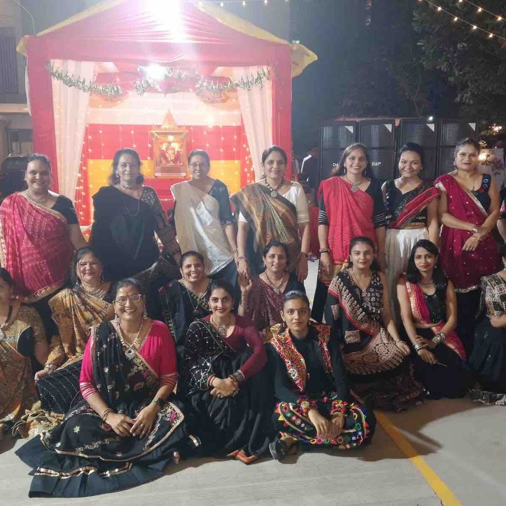 મારી સોસાયટી મારી નવરાત્રિ:અમદાવાદના ત્રાગડમાં યુવા મિત્રોએ બનાવ્યું માતાજીના ગબ્બરનું ભવ્ય સ્વરૂપ, જેમાં ગુજરાતની સંસ્કૃતિ અને આધુનિક વિકાસનો અદભુત સમન્વય જોવા મળ્યો