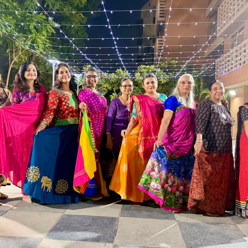 મારી સોસાયટી મારી નવરાત્રિ:અભિજ્યોત ગ્રીન્સમાં મહિલાઓએ વ્રજતાળી ગરબા કર્યા, છઠ્ઠા નોરતે ભક્તિમય વાતાવરણ બન્યું, અંતે ફાફડાનો સ્વાદ માણ્યો