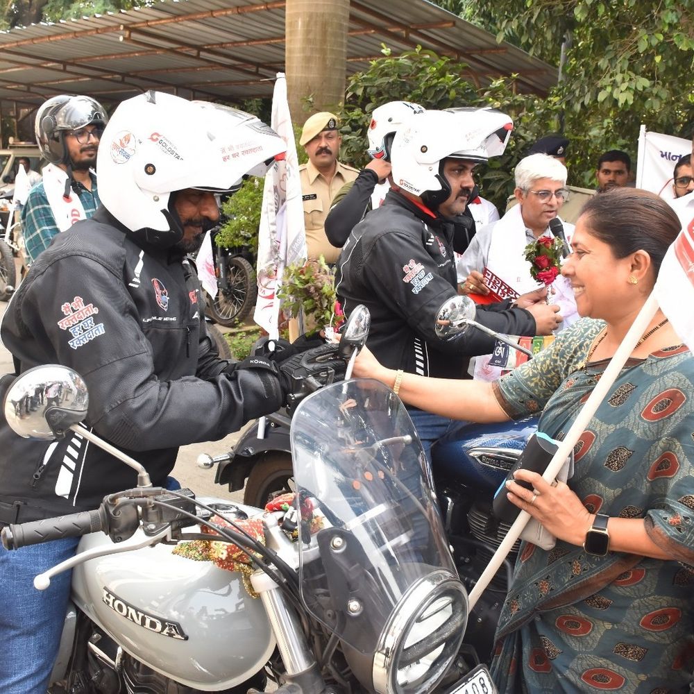 વલસાડમાં ‘મેં ભી રક્તદાતા, હર ઘર રક્તદાતા’ સંદેશ સાથે બાઈકરેલી:જિ.પંચાયત પ્રમુખ હેતલ પટેલ સહિતના મહાનુભાવોએ કલેક્ટર કચેરીથી પ્રસ્થાન કરાવ્યું