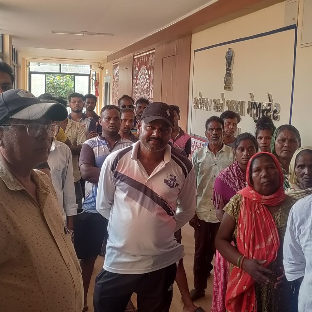 મૃત પશુઓના નિકાલ માટે જમીન જરૂરી હોવાની રજૂઆત‎:બામણામાળદૂર ગામના ગૌચરમાં એકલવ્ય સ્કૂલની મંજૂરી રદ કરવા કલેક્ટરને આવેદન