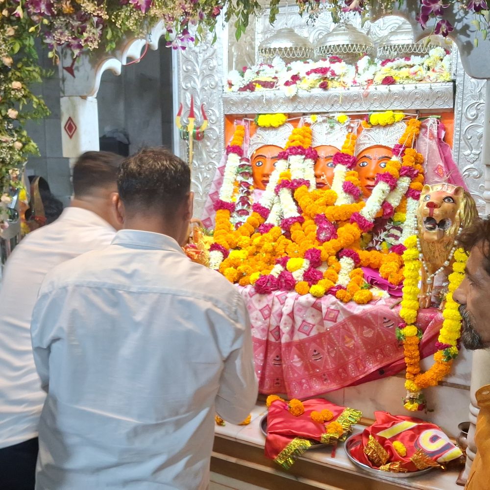 વલસાડ પોલીસે પારનેરા ડુંગર પર માતાજીને ધજા ચઢાવી:SP યુવરાજસિંહ જાડેજાની હાજરીમાં ખાસ પૂજા-અર્ચના કરાઈ, સુખ-શાંતિ માટે પ્રાર્થના