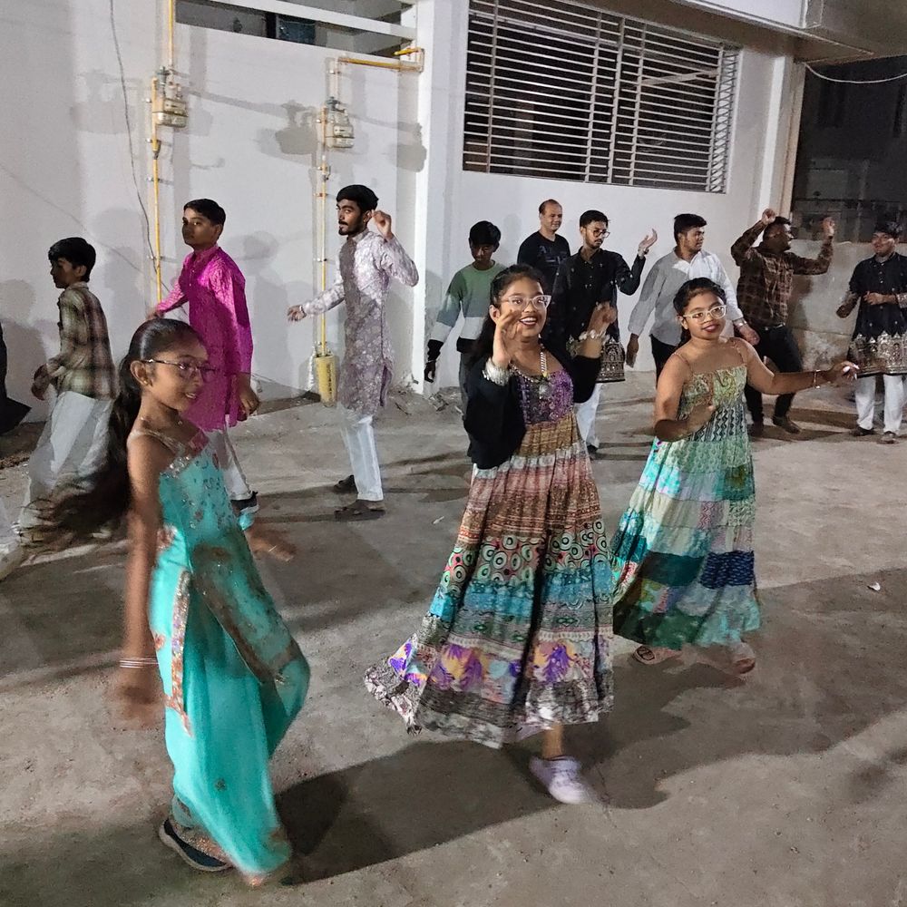 બોટાદમાં લક્ષ્મી-ગીરીરાજ સોસાયટીના નવરાત્રી મહોત્સવ:નીતિન પાંદરી, પૂજાબેન શાહ સહિતના કોર્પોરેટરોએ હાજરી આપી, રાસ-ગરબાનું આયોજન