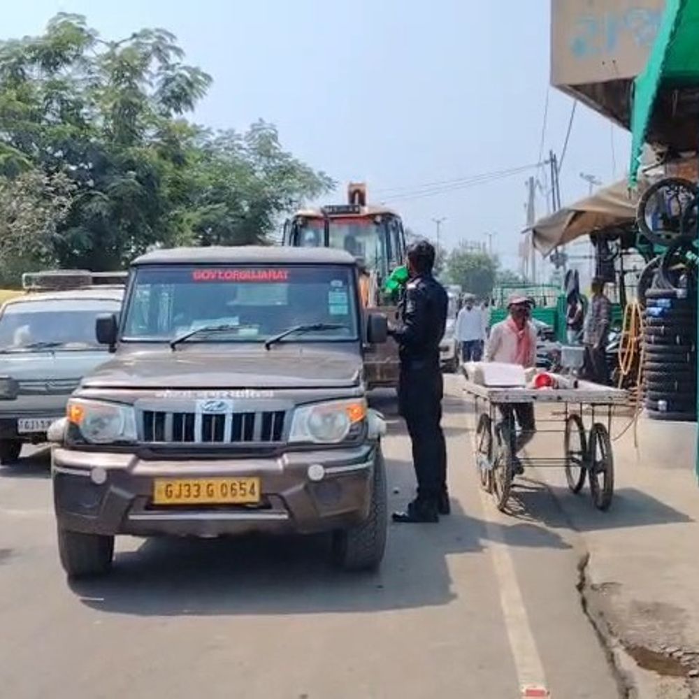 બોટાદમાં દબાણ હટાવ કામગીરીથી ગરીબ શ્રમિકો મુશ્કેલીમાં:96 લારી-દુકાનો જપ્ત કરાઈ, PM સ્વનિધિ લોનના હપ્તા ભરવા મુશ્કેલ બન્યા