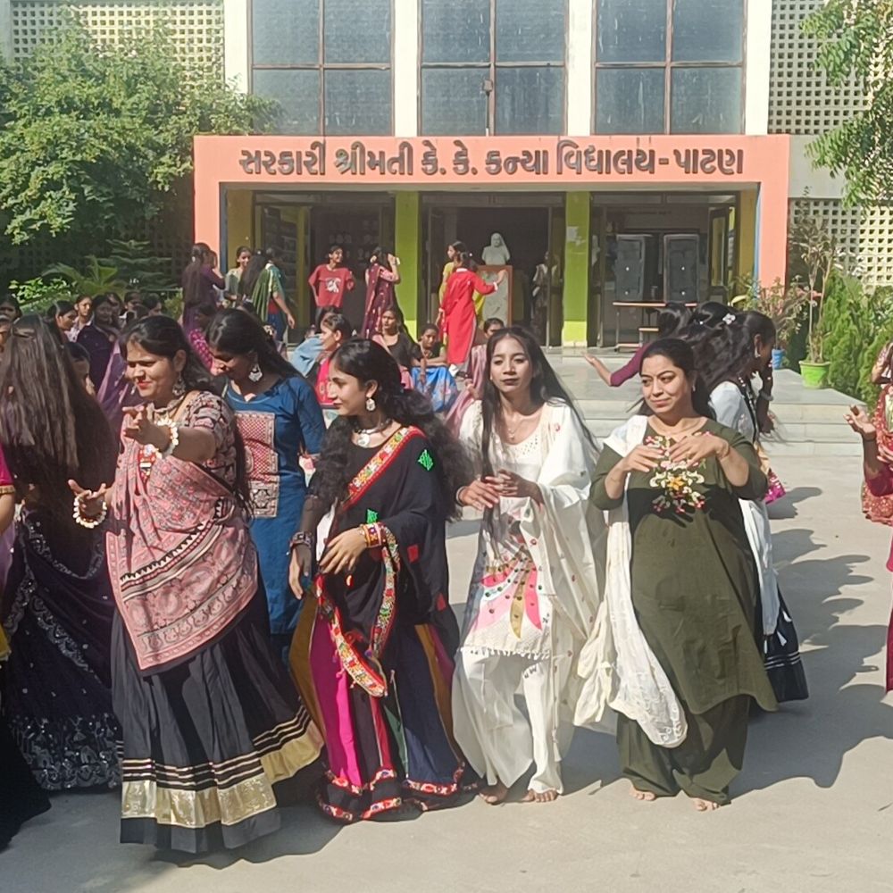 શ્રીમતી કે. કે. ગર્લ્સ હાઈસ્કૂલમાં નવરાત્રિ મહોત્સવ:ડીજેના તાલે ગરબે ઘૂમી બાળાઓ, રંગબેરંગી પોશાકમાં શક્તિની આરાધના કરી