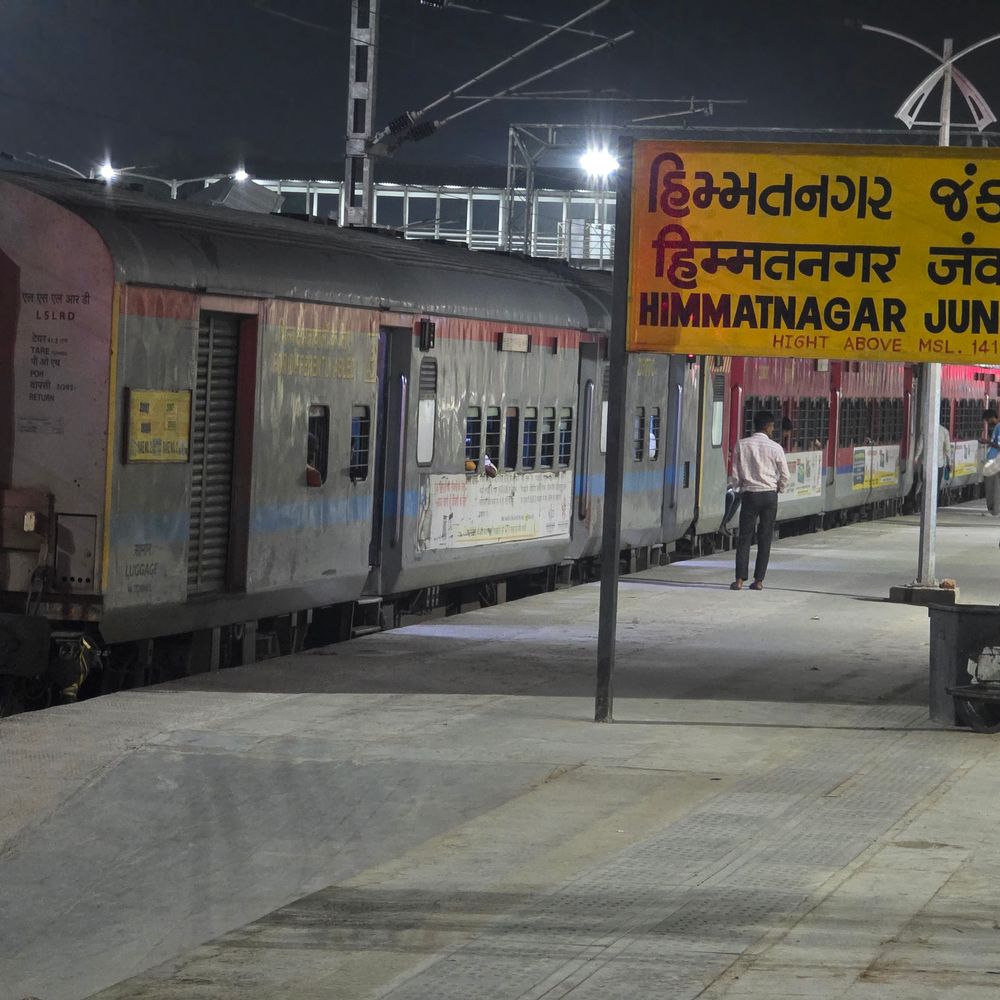 અસારવા-પ્રયાગરાજ વચ્ચે સાપ્તાહિક ફેસ્ટિવલ સ્પેશિયલ ટ્રેન દોડશે:હિંમતનગર સહિત 25 સ્ટેશનો પર સ્ટોપેજ, 22 ઓક્ટોબરથી 26 નવેમ્બર સુધી ચાલશે