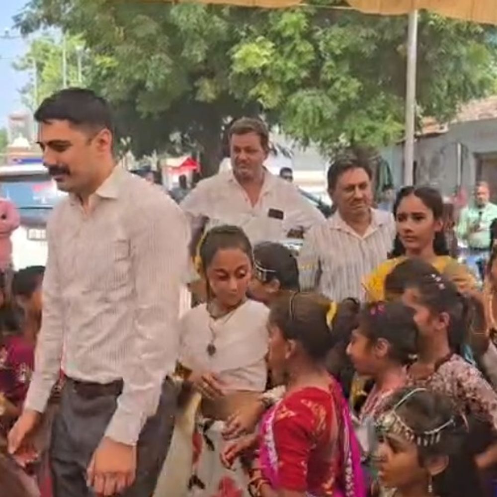 જોરાવરનગર નવરાત્રી મહોત્સવમાં એસપી પ્રેમસુખ ડેલુ ગરબે ઘૂમ્યા:નાના બાળકો સાથે ગરબા રમી ખેલૈયાઓનો ઉત્સાહ વધાર્યો, આગેવાનો પણ હાજર રહ્યા