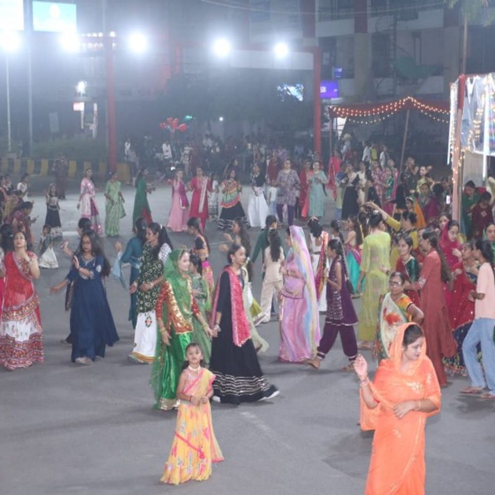 પ્રોફેશનલ આયોજનોને પણ ટક્કર આપતા શેરી ગરબા:કાળિયાબીડમાં આવેલ કેસરિયા અને ભગવતી ગ્રુપ દ્વારા નવરાત્રિ મહોત્સવનું ભવ્ય આયોજન, બહેનોએ ટ્રેડિશનલ વસ્ત્રોમાં રાસની રમઝટ બોલાવી
