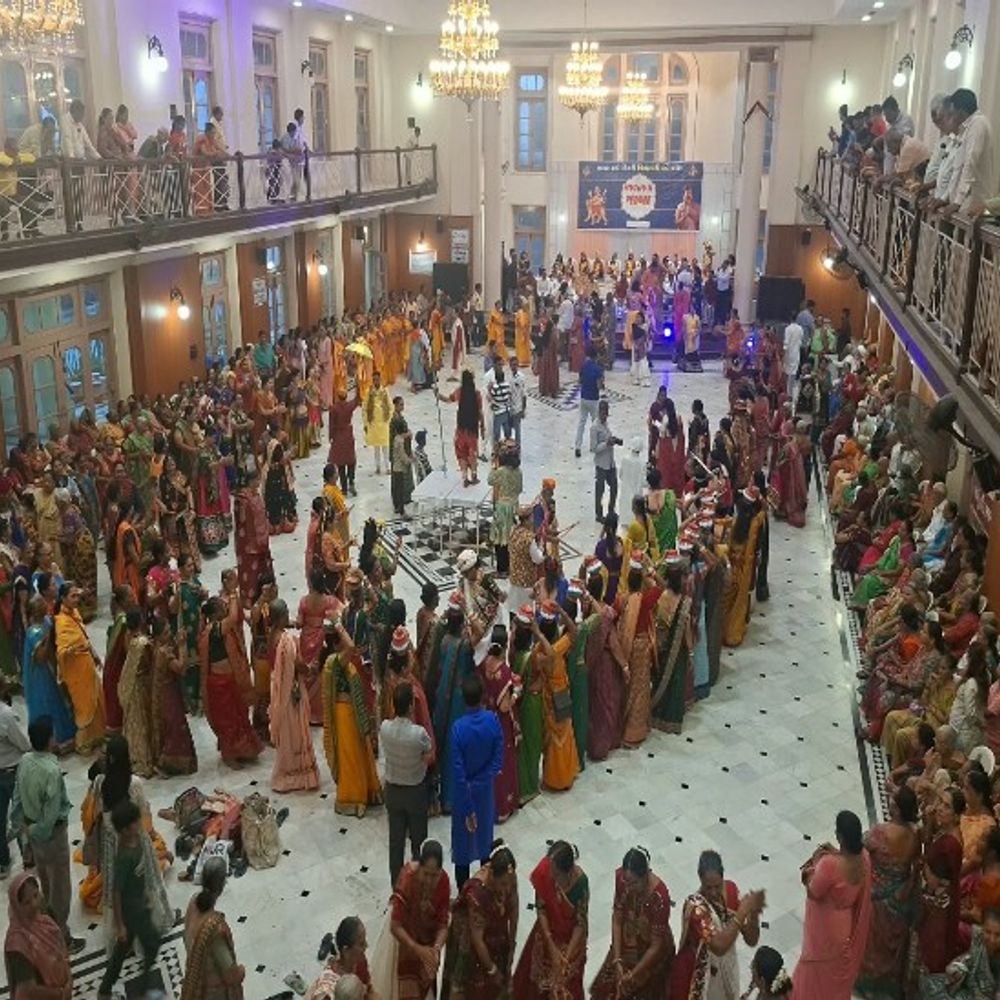 ‘માવતર સંસ્થા’ દ્વારા વડીલો માટે ગરબા મહોત્સવ યોજાયો:“અહીં સાક્ષાત સ્વર્ગનો અનુભવ થાય છે” માવતર સંસ્થાના ગરબા મહોત્સવમાં 82 વર્ષીય પ્રભાવતીબેનનો ઉત્સાહ, 60 થી 90 વર્ષના મોભીઓએ એસી હોલમાં મન મૂકીને રાસ લીઘા