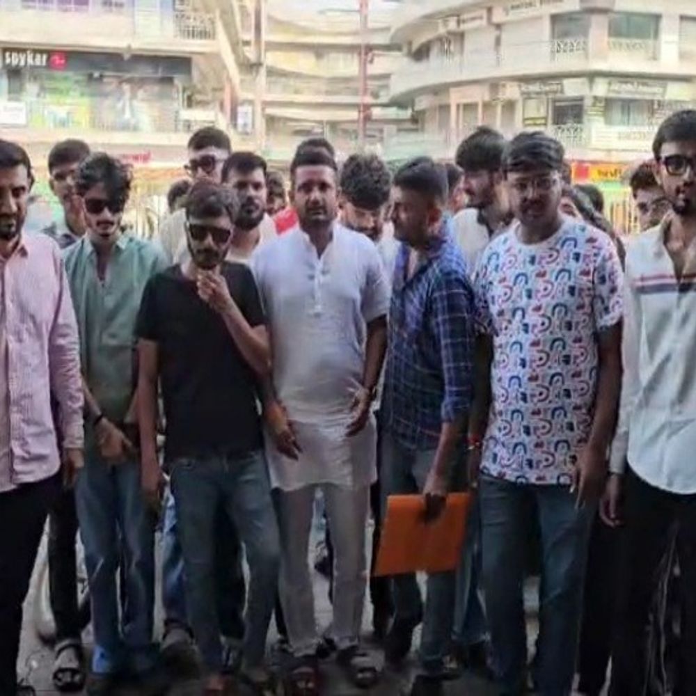 NSUI અને યુથ કોંગ્રેસના 150હોદ્દેદારો અને કાર્યકરો આપ્યા સામૂહિક રાજીનામા:પ્રમુખની ગેરહાજરીમાં ટેબલ અને દીવાલ પર રાજીનામા ચોંટાડ્યા, "પક્ષ માટે કામ કરીએ છીએ પણ સતત અવગણના થાય છે" – યુવક કોંગ્રેસ