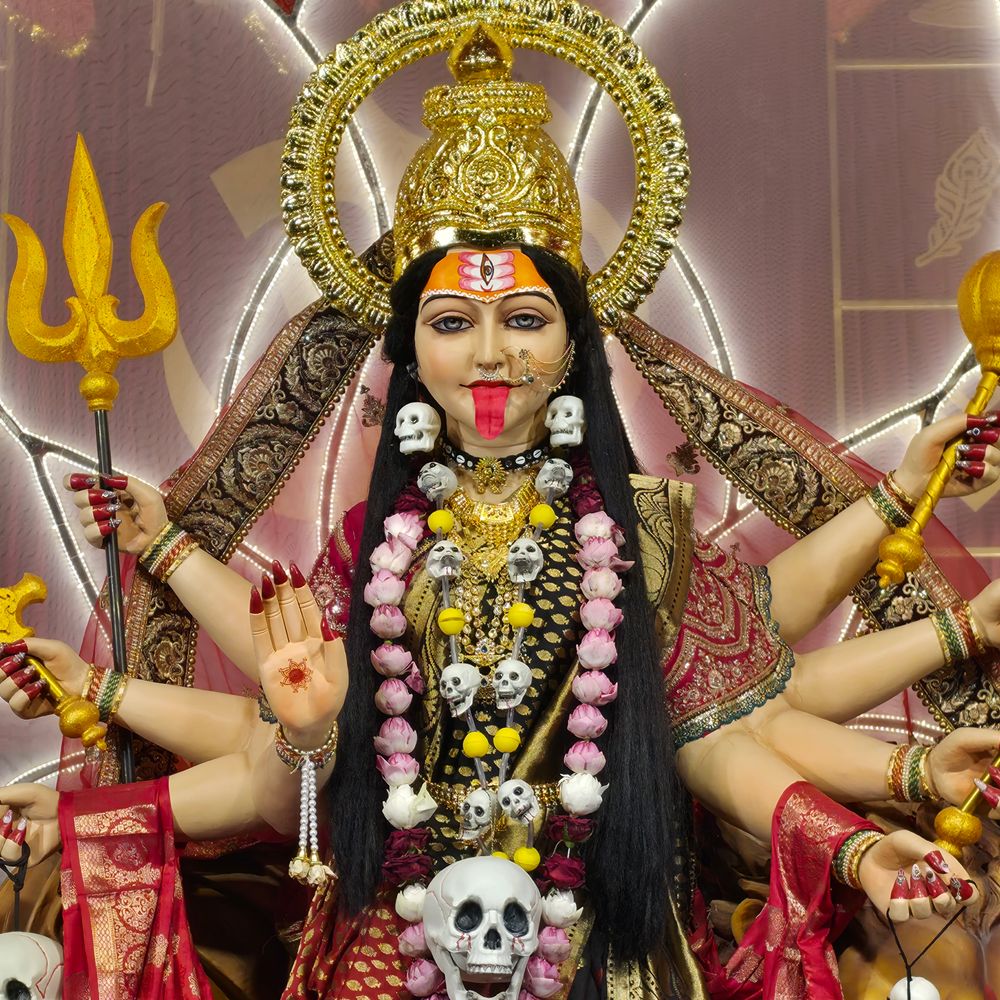 મારી સોસાયટી મારી નવરાત્રિ:ઉધના કાશીનગરમાં ગરબામાં ખેલૈયાઓ ઝૂમ્યા, શ્રી માધવ ગૌશાળાએ 34 વર્ષથી આયોજન કર્યું, સાતમા નોરતે મહાકાળીના દર્શન