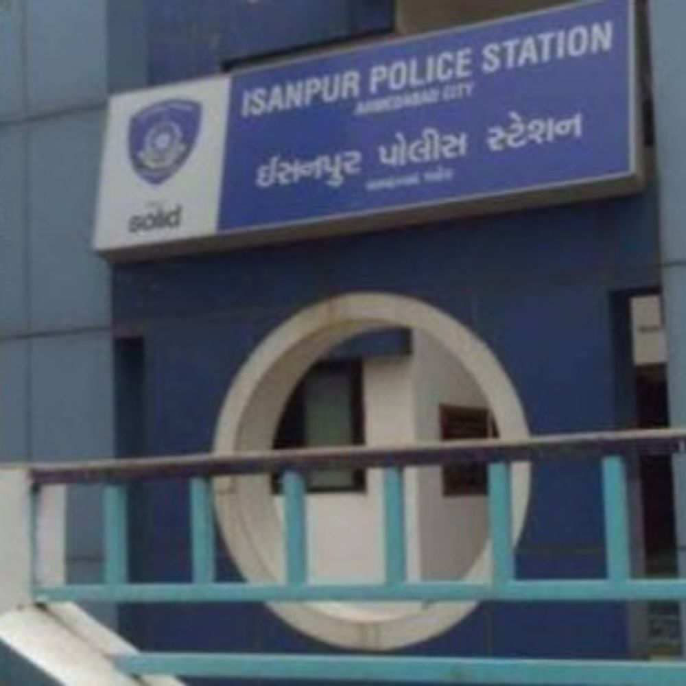 પોલીસ છીએ કહી યુવકને ધમકાવી 20 હજાર પડાવી લીધા:'તું ધંધા વાળી હોટેલમાં જાય છે ખોટા કેસમાં ફસાવી દઈશું', ઇસનપુરમાં બે શખ્સનું કારસ્તાન
