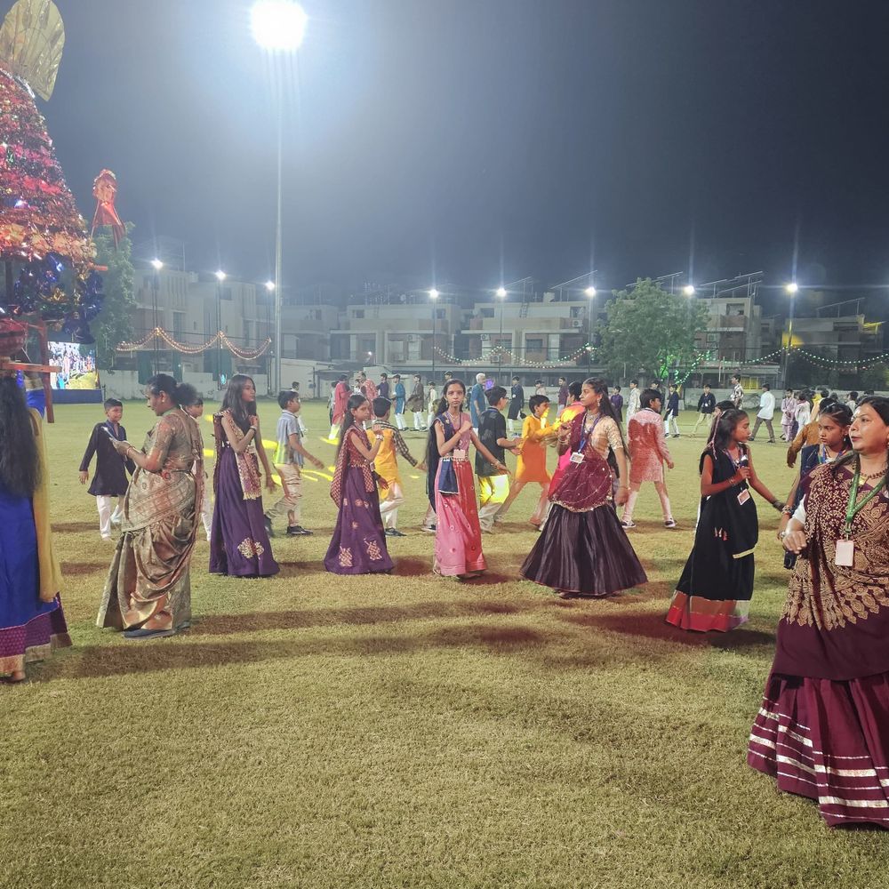 કડીમાં સર્વોત્સવ-2026ની ઉજવણી:કડી સર્વ વિદ્યાલય કેમ્પસમાં આઠમા નોરતે વિદ્યાર્થીઓ અને વાલીઓ ગરબે ઘૂમ્યા