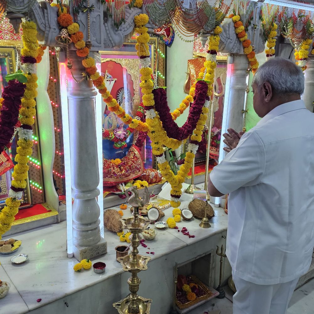 કડીમાં આઠમે નીતિન પટેલે મા અંબેના આશીર્વાદ લીધા:પૂર્વ નાયબ મુખ્યમંત્રીએ વતનમાં પરિવાર સાથે આસપાસના ધાર્મિક સ્થળોએ દર્શન કરી પૂજા-અર્ચના કરી