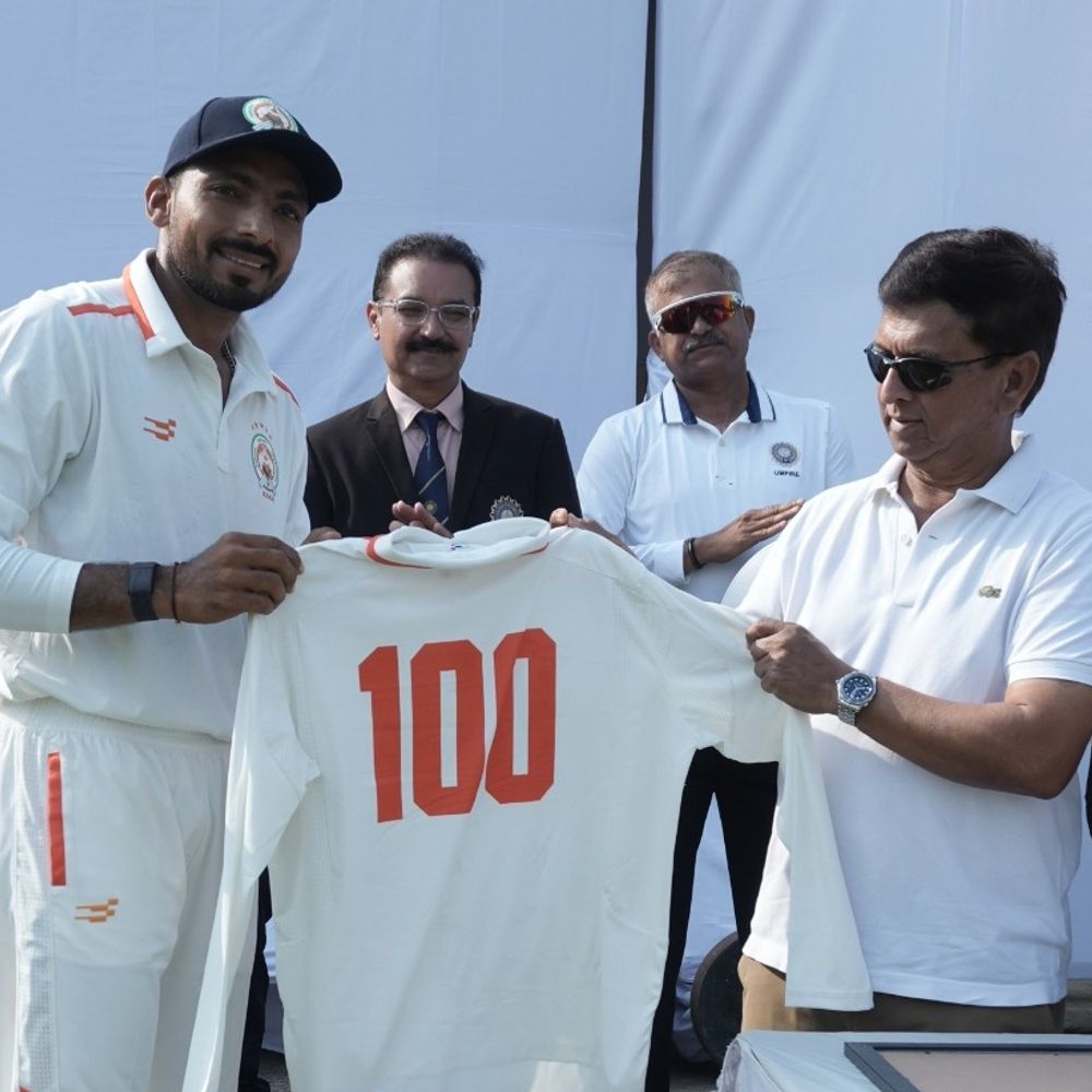100મી ફર્સ્ટ ક્લાસ મેચ નિમિત્તે BCA દ્વારા ભાર્ગવ ભટ્ટનું સન્માન:પોતાની ક્રિકેટયાત્રાને યાદ કરતાં ભાર્ગવ ભટ્ટ ભાવુક થયા, પરિવાર, સાથી ખેલાડીઓ અને બરોડા ક્રિકેટ એસોસિએશનનો આભાર વ્યક્ત કર્યો
