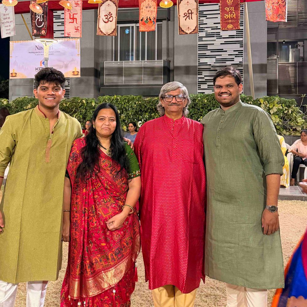 મારી સોસાયટી મારી નવરાત્રિ:અર્જૂન સ્કાયલાઇફમાં છઠ્ઠા નોરતે બાળકો-બહેનોએ વેશભૂષા પહેરી, ધામધૂમથી ઉજવણી કરી, નવરાત્રિ પર્વને ઉત્સાહ અને ભક્તિથી યાદગાર બનાવ્યો.