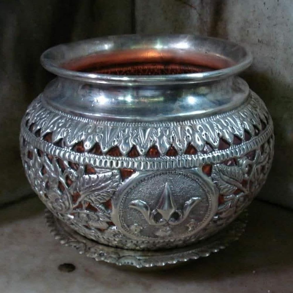 દ્વારકાધીશજીના નિજ મંદિરમાં‎નવરાત્રીમાં ગરબો અને અખંડ દિપ‎:નવ દિવસ દરમિયાન ગરબાની સ્થાપના સાથે અખંડ દિપ રહે છે પ્રજવલ્લિત