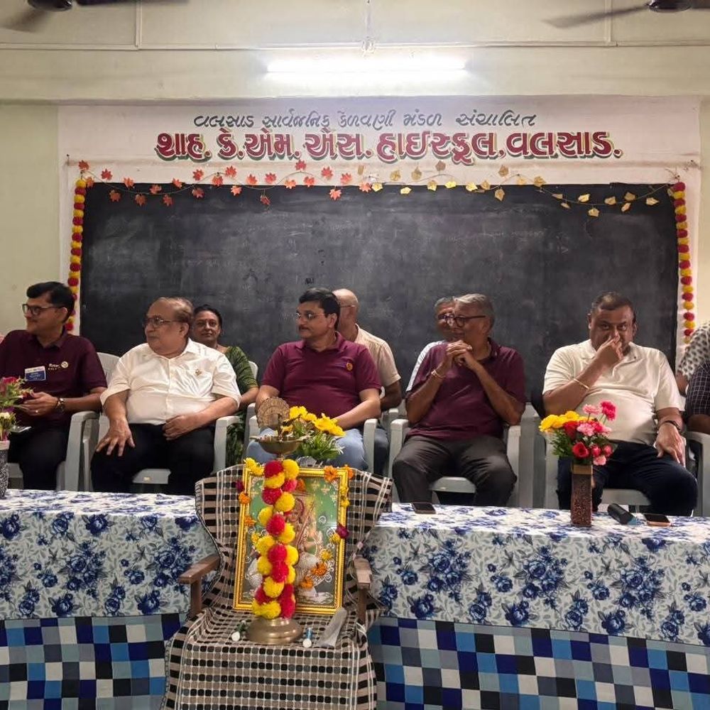 વલસાડમાં પૂરગ્રસ્ત 2 શાળાઓને રોટરી ક્લબે આપી સુવિધાઓ:'પ્રોજેક્ટ આશા' અંતર્ગત ટેબલ, કમ્પ્યુટર, RO પ્લાન્ટ, વોટર કૂલર સહિતની ભેટ