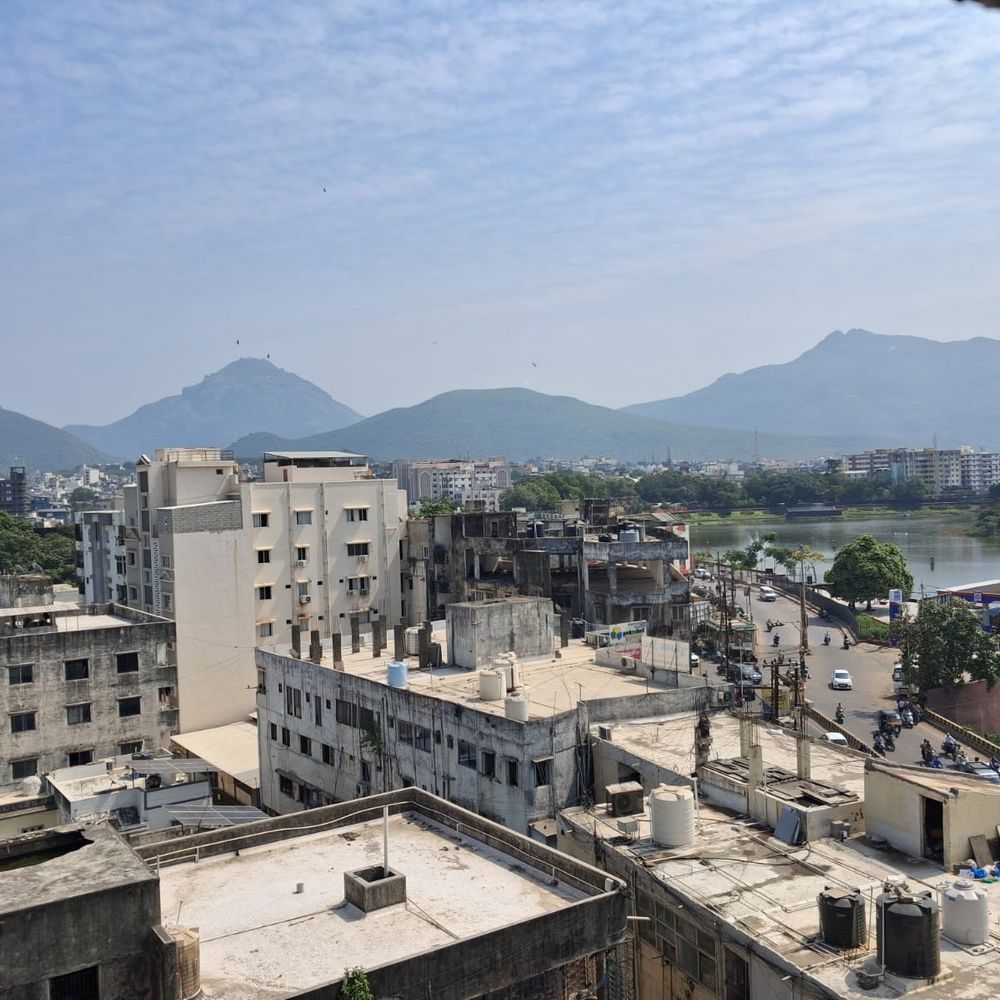 શહેરમાં સવારે વાતાવરણમાં ભેજ 78 ટકા:જૂનાગઢમાં તાપમાન 38.8 ડિગ્રી : બરડામાં 2 ઇંચ સુધી વરસાદ‎