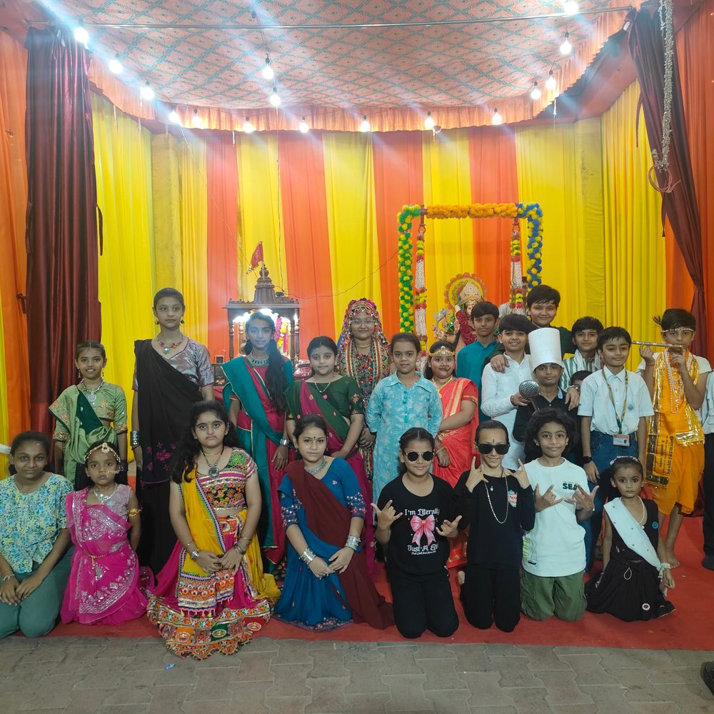 મારી સોસાયટી મારી નવરાત્રિ:ઘાટલોડિયાની જયભાનુ સોસાયટીમાં નવરાત્રિ ગરબા, નાના-મોટા સૌએ વેશભૂષા કાર્યક્રમમાં ભાગ લીધો, બાળકોને ગિફ્ટ અપાઈ
