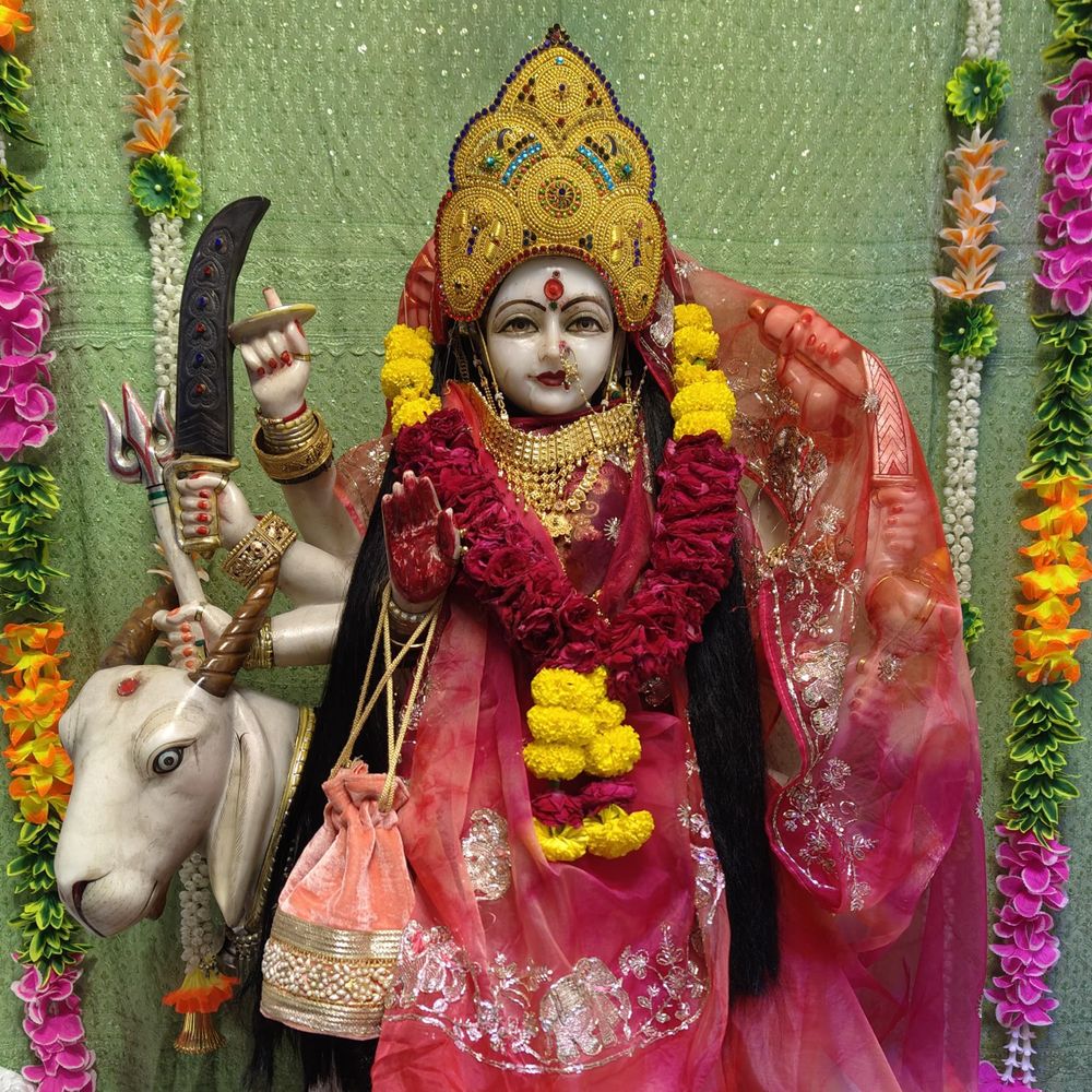 બોટાદ મેલડી માતાજી મંદિરે સાતમા નોરતે દીપમાળા અને મહાઆરતી:મહાનુભાવો અને ભક્તોની હાજરીમાં 108 દીપ પ્રગટાવી આરતી ઉતારાઈ