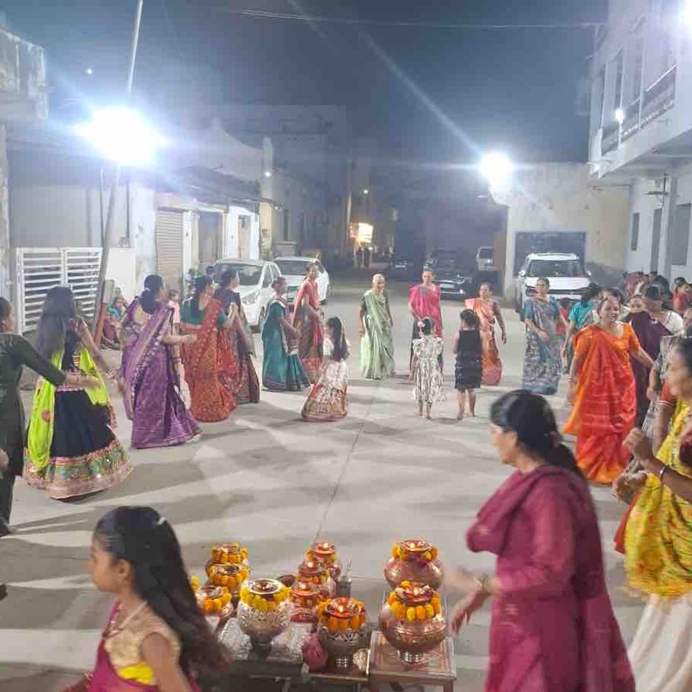 મારી સોસાયટી મારી નવરાત્રિ:નારણપુરામાં નવરાત્રી મહોત્સવમાં વિદ્યાર્થીઓ પરંપરાગત પોશાકમાં સજ્જ, ચણિયા-ચોળી, કેડિયું, ધોતી અને સાફા જેવા રંગબેરંગી વસ્ત્રોમાં જોવા મળ્યા