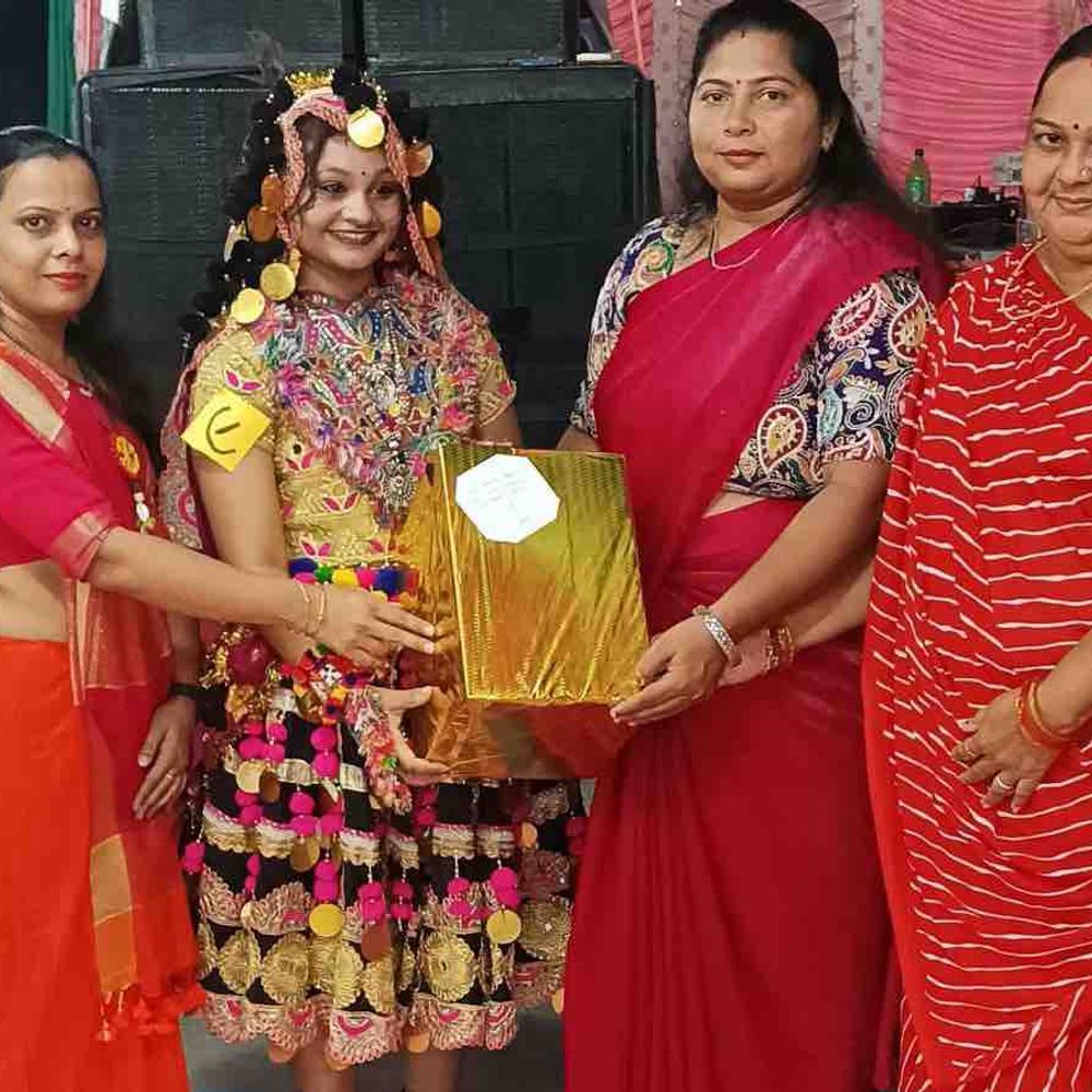 લાલપુરમાં નવરાત્રી ગરબા સ્પર્ધાના વિજેતાઓને ઇનામ અપાયા:પારેખ બાગ મહોત્સવ-2026 અંતર્ગત બાળાઓને સન્માનિત કરાઈ, કિશોરભાઈ પાબારીએ ભેટ આપી