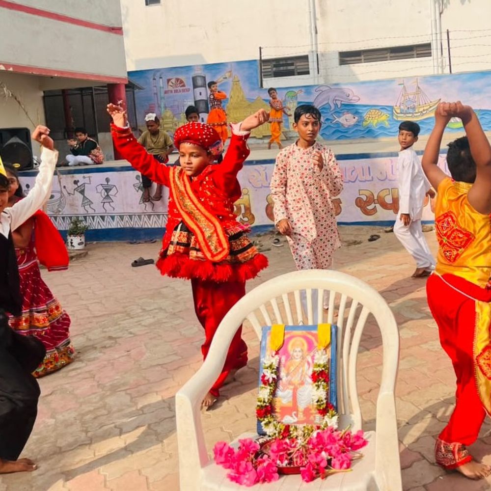 વેરાવળની તાલુકા શાળામાં ભવ્ય રંગીલો રાસોત્સવ ઉજવાયો:નવરાત્રી પર્વની ઉજવણીમાં વિદ્યાર્થીઓ અને સ્ટાફ પરિવારે ઉત્સાહભેર ભાગ લીધો