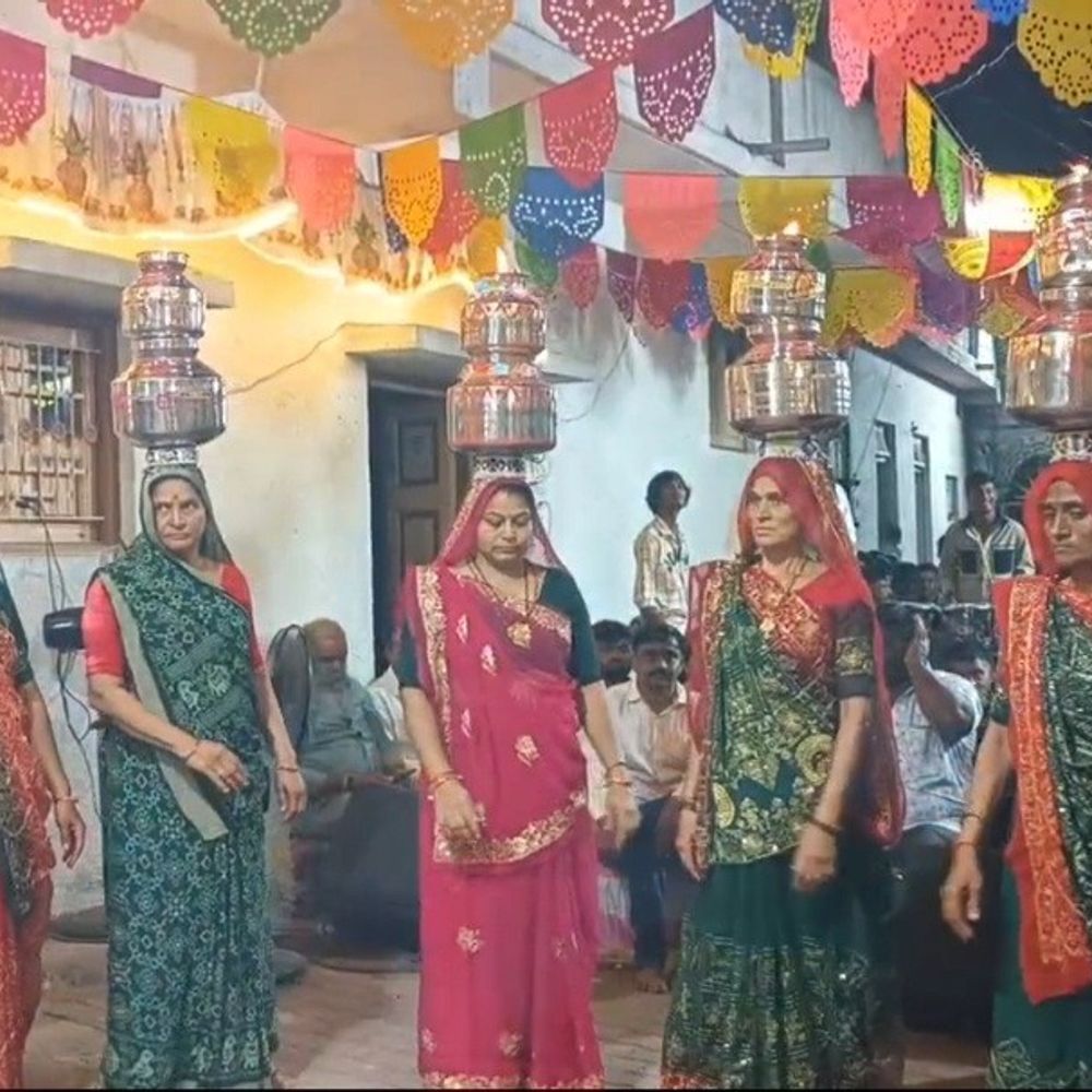 સુરેન્દ્રનગરના વઢવાણ તાલુકાના બલદાણા ગામમાં નવરાત્રીની ભક્તિમય ઉજવણી:માથે બેડાં લઈને તાલબદ્ધ ગરબે ઘૂમતી મહિલાઓએ સર્જ્યો ભક્તિમય માહોલ