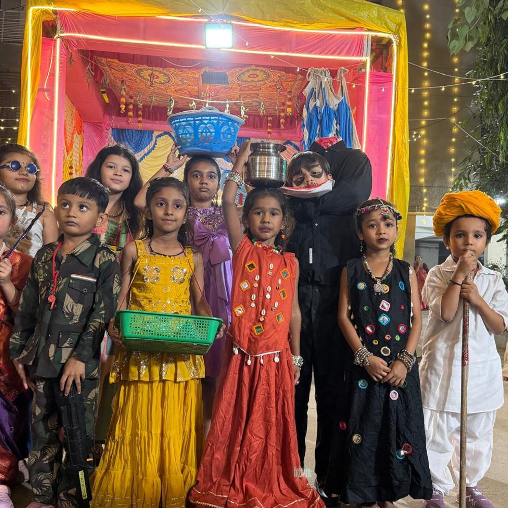 મારી સોસાયટી મારી નવરાત્રિ:નવરાત્રિના સાતમા દિવસે બાળકોએ વિવિધ વેશભૂષા રજૂ કરી, નવા નરોડાની લક્ષ્મીવિલા ગ્રીન્સમાં ગરબા સાથે યોજાયો કાર્યક્રમ