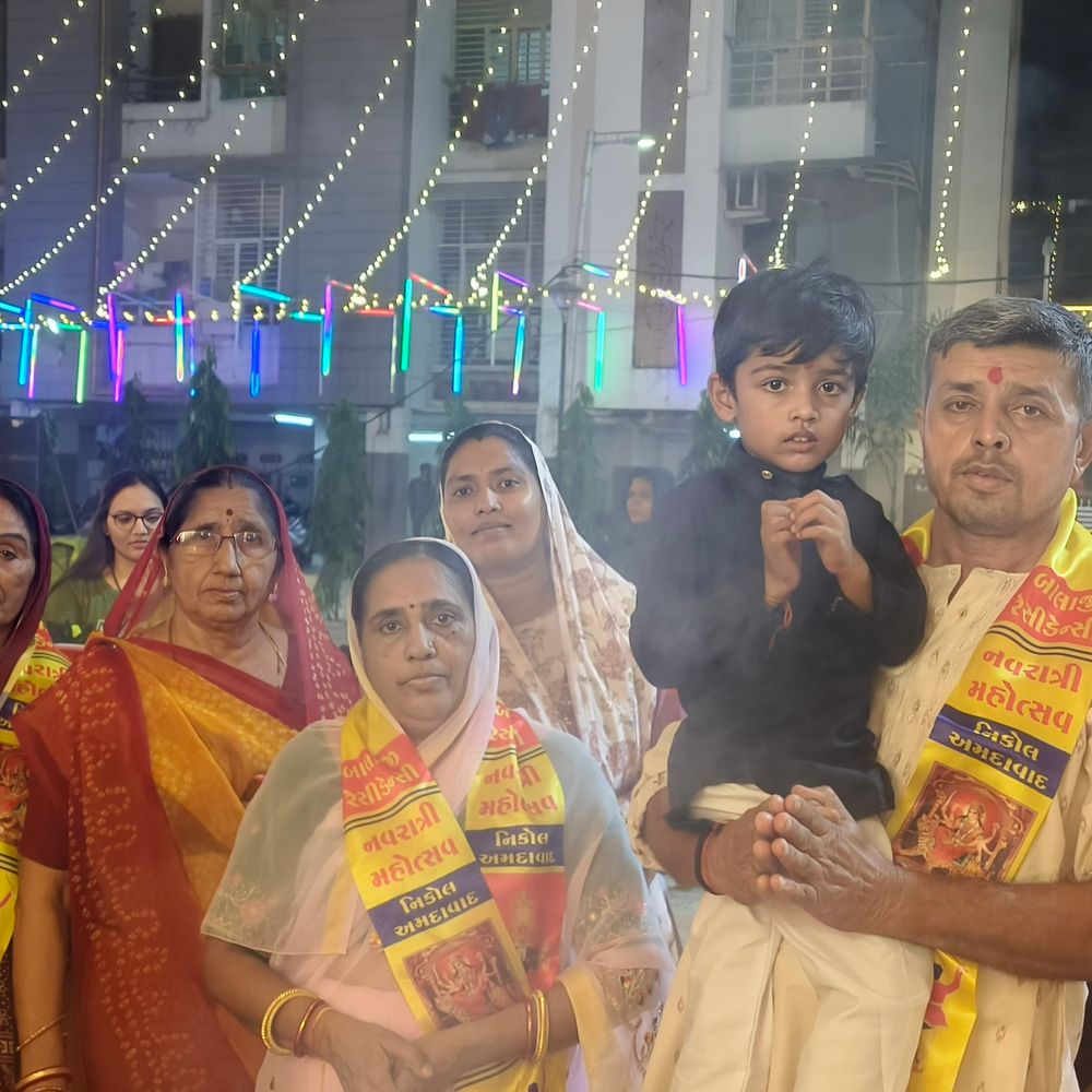 મારી સોસાયટી મારી નવરાત્રિ:યશરાજ રહેવર પરિવારે સાતમા નોરતે મા જગદંબાની આરતી ઉતારી, બાલાજી રેસીડેન્સીમાં નવરાત્રી મહોત્સવના સાતમા દિવસે ભક્તિભાવ સાથે આરતી યોજાઈ