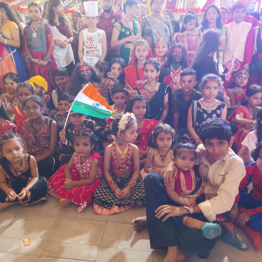 મારી સોસાયટી મારી નવરાત્રિ:ઓમ શાંતિ ગોલ્ડ પ્લસમાં બાળકો વિવિધ વેશભૂષામાં આવ્યા, પીન્ટુ ભાઈ તરફથી ઈનામોનું વિતરણ કરાયું, સોસાયટી સભ્યોએ પણ પ્રોત્સાહન આપ્યું