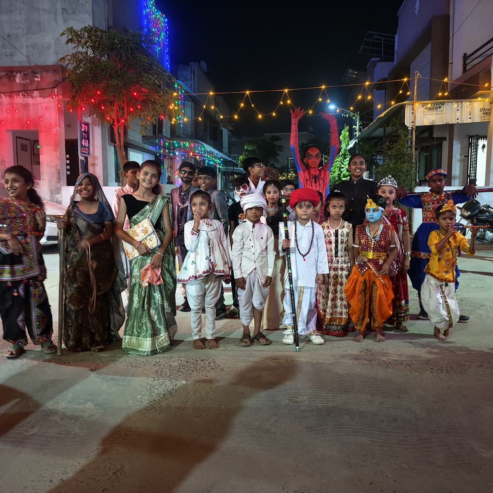 રુદ્રાક્ષ હોમ સોસાયટીમાં વેશભૂષા સ્પર્ધા યોજાઈ:વિજેતાઓને ઇનામો અપાયા, દાતાઓના સહયોગથી બાળકોને પ્રોત્સાહિત કરાયા