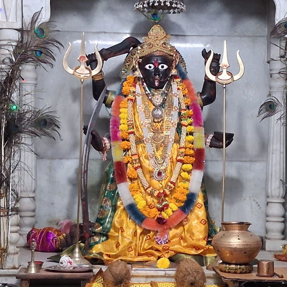 આગિયોલમાં નવરાત્રિની આઠમે પરંપરાગત ઘઢીનો મેળો ભરાયો:મહાકાળી માતાજીના મંદિરે માથે માટલા લઈને શ્રદ્ધાળુઓએ માનતા પૂર્ણ કરી