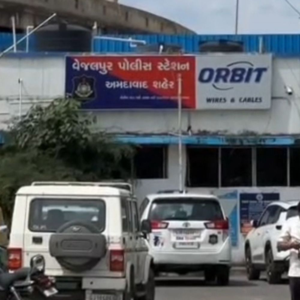 સાતમા નોરતાની રાત્રે મહિલા કોર્પોરેટરની છેડતી:વાહન હટાવવા બાબતે માથાકૂટ કરી, કોર્પોરેટરની ગાડીનો કાચ ખોલી બિભત્સ ચેનચાળા કર્યા