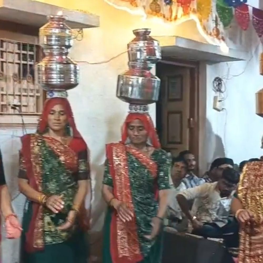 બલદાણા ગામમાં સાતમા નોરતે મહિલાઓ માથે બેડાં લઈને ગરબે ઘૂમી:વઢવાણના બલદાણા ગામમાં નવરાત્રીની ભક્તિમય ઉજવણી, અંબાજી ચોકમાં વર્ષો જૂની પરંપરા જળવાઈ