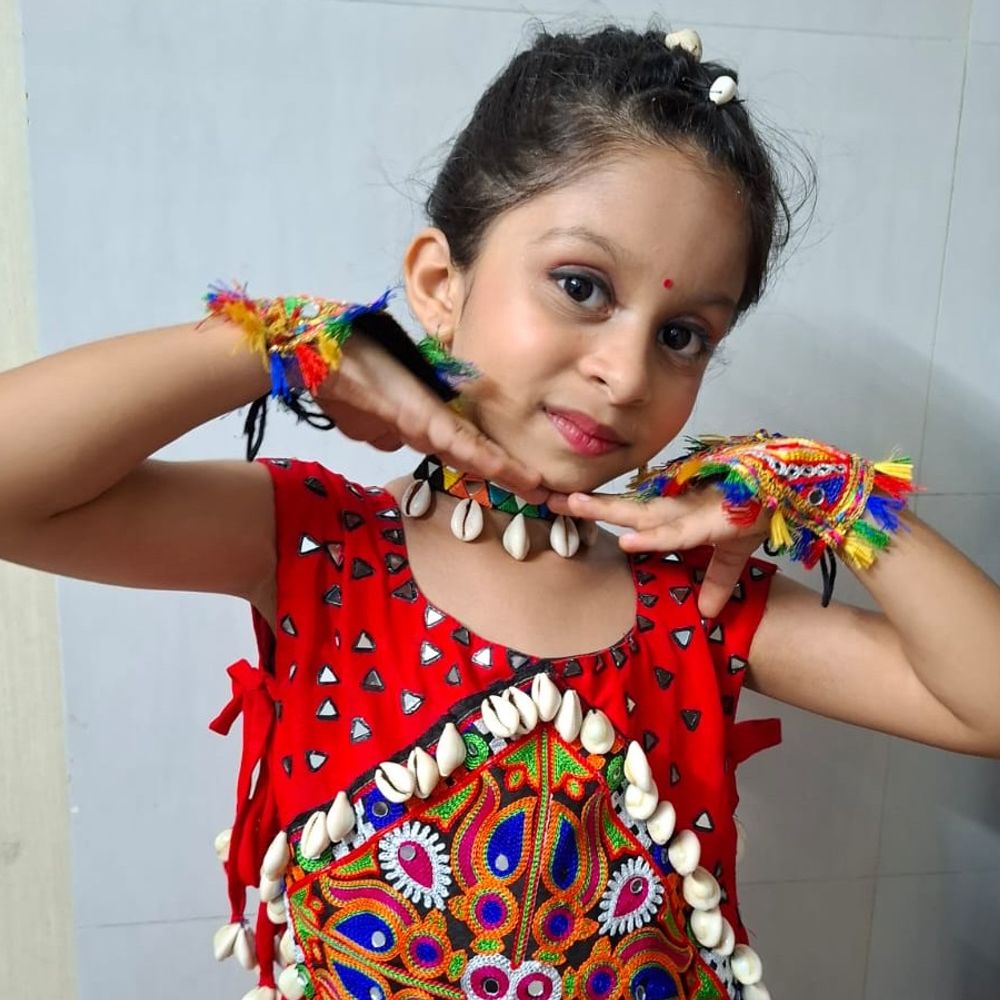 મારી સોસાયટી મારી નવરાત્રિ:6 વર્ષની કિયારા દેસાઈ નવરાત્રિના રંગે રંગાઈ, સાતમા નોરતે પરંપરાગત ગરબાથી સૌનું મન મોહ્યું, બોડકદેવમાં ઉત્સાહ