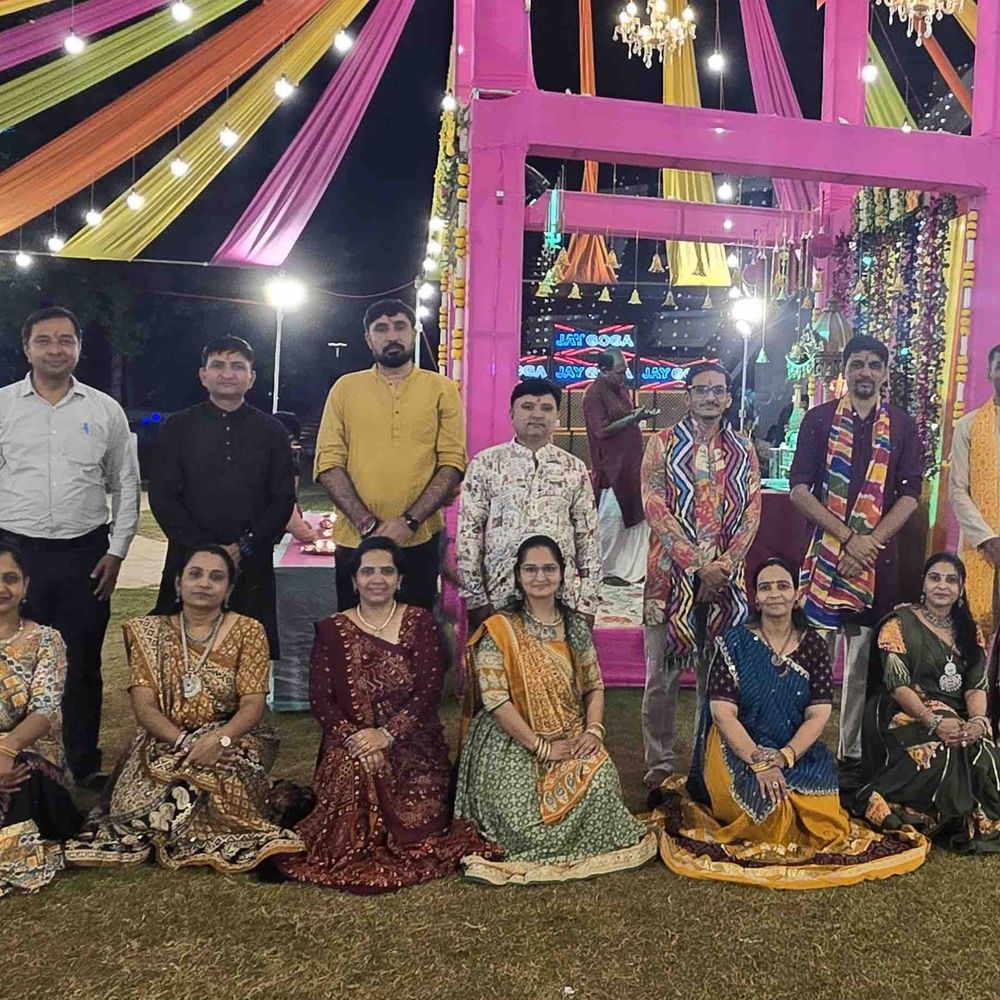 પાલનપુરના અક્ષતમ-4 બંગ્લોઝમાં નવરાત્રિ રાસ-ગરબાનું આયોજન:મા અંબાની આરતી સાથે દરરોજ ગરબા રમે છે ખેલૈયાઓ, બાળકોને લકી ડ્રોથી મળે છે ઈનામ