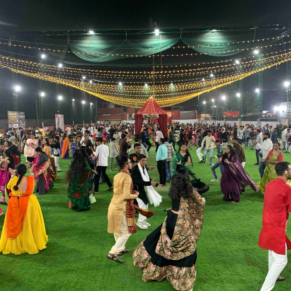 જામનગરમાં ‘રાસવેલી’ નવરાત્રિ મહોત્સવમાં હજારો ખેલૈયાઓ ગરબે ઘૂમ્યા:ભક્તિબેન જેઠવા, આર.જે. પ્રણવ અને વી.ડી.જે. જીત સાથે વેનસ ઇવેન્ટ્સને સફળતા મળી