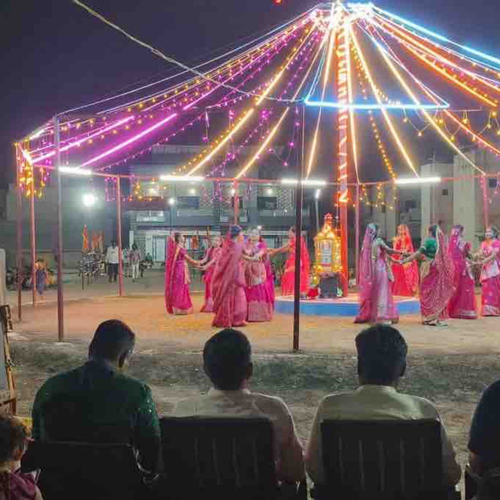 સાંસદ પૂનમબેન માડમ દ્વારા ગરબી મંડળમાં ઇનામ વિતરણ:લાલપુરના ગોકુલધામ સ્થિત શ્રી ચામુંડા ગરબી મંડળમાં નવરાત્રી મહોત્સવ દરમિયાન