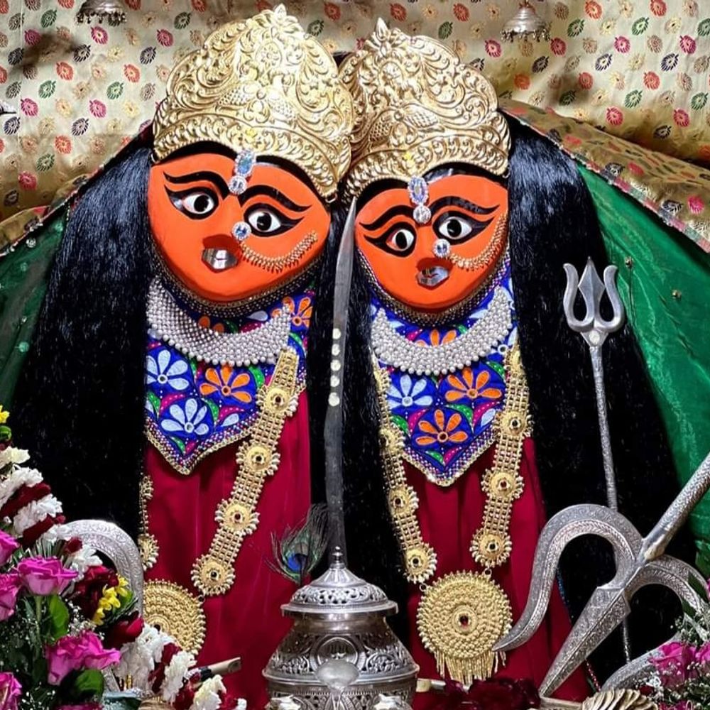 ચોટીલામાં નવરાત્રીની આઠમે નવચંડી હવન યોજાયો:હજારો ભક્તો માતાજીના દર્શને ઉમટ્યા, બપોરે 3.30 વાગ્યે બીડું હોમાયું, પછી ભવ્ય આરતી કરાઈ