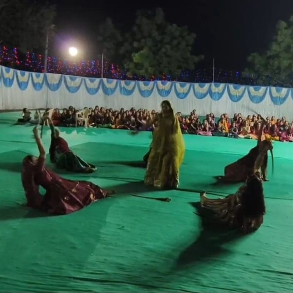 વઢવાણ રાજપૂત કન્યા છાત્રાલયમાં દીકરીઓનો તલવાર રાસ:શૌર્ય, શક્તિ અને સંસ્કૃતિનો ત્રિવેણી સંગમ બની આકર્ષણનું કેન્દ્ર બન્યો