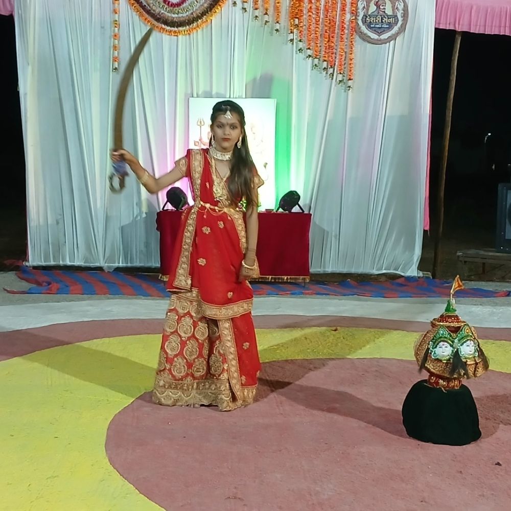 કેસરી સેના દ્વારા નિઃશુલ્ક પ્રાચીન ગરબાનું આયોજન:બોખીરામાં શેરી ગરબામાં દીકરીએ તલવાર રાસથી સૌને મંત્રમુગ્ધ કર્યા