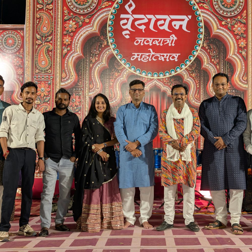 પાલનપુરમાં વૃંદાવન પરિવારના નવરાત્રી મહોત્સવમાં શિવમ બીટ્સના કલાકારોએ રંગ જમાવ્યો:ધર્મેશ પ્રજાપતિ, રાકેશ આચાર્ય અને હિતેશ પ્રજાપતિ સહિતના કલાકારોની સંગીતમય પ્રસ્તુતિથી માહોલ ગરબામય બન્યો