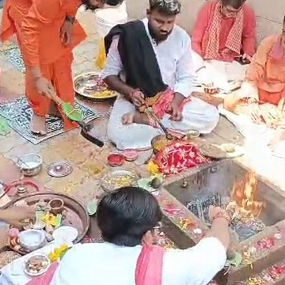 બોટાદ અંબાજી મંદિરમાં વિશેષ મહાહવન યોજાયો:નવરાત્રીના પાવન અવસરે દુર્ગાષ્ટમીએ હજારો ભક્તોએ દર્શન કરી ધન્યતા અનુભવી
