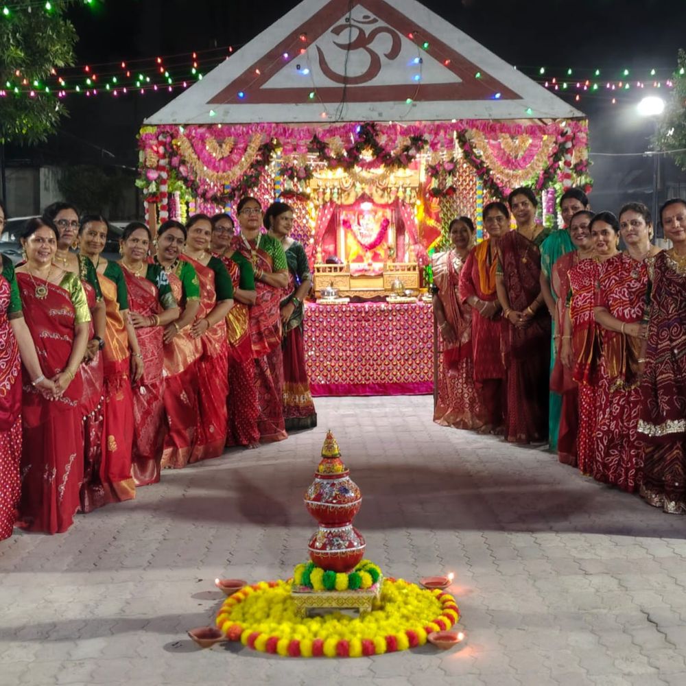 મારી સોસાયટી મારી નવરાત્રિ:નારનપુરાની રંગસુજલમ સોસાયટીમાં નવરાત્રિના સાતમા દિવસની ઉજવણી કરાઈ, મહિલાઓએ પરંપરાગત પોશાકમાં કર્યો ગરબાનો કાર્યક્રમ, કોર્પોરેટરો પણ જોડાયા