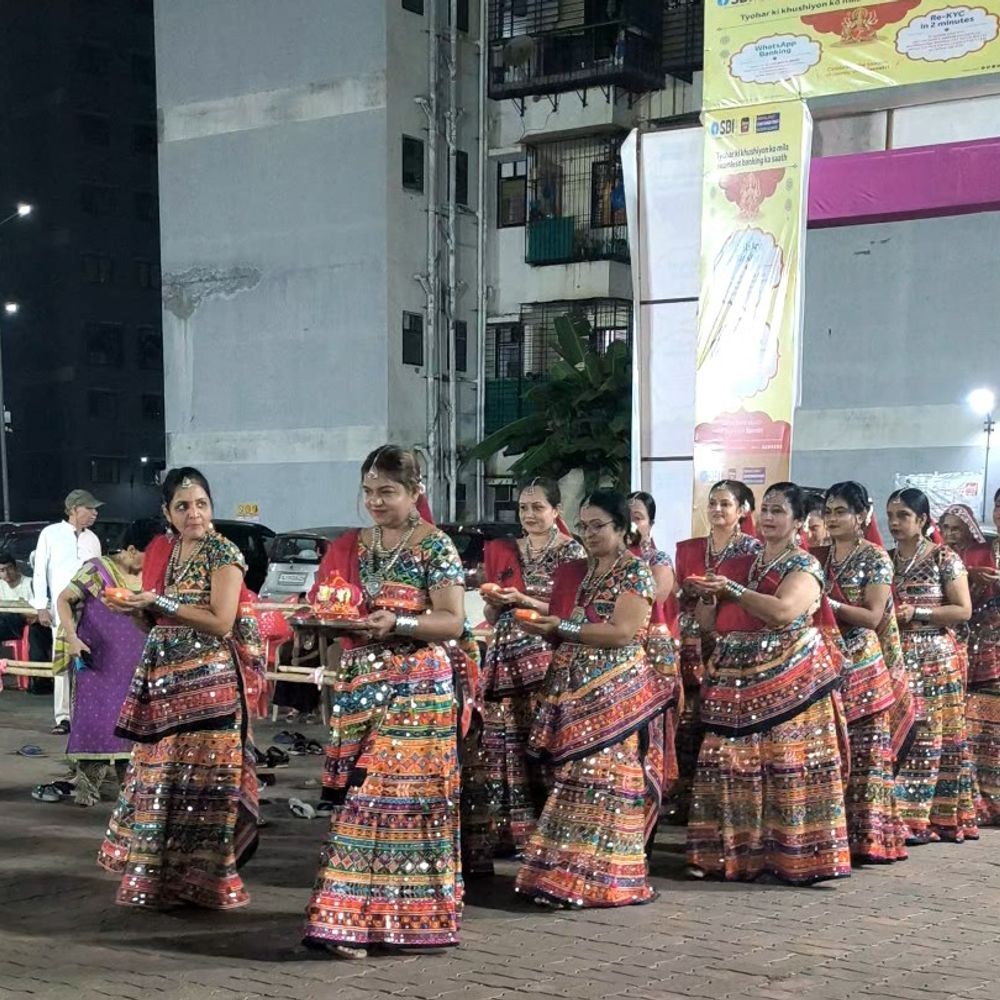 મારી સોસાયટી મારી નવરાત્રિ:સરદાર હાઈટ્સમાં મા મહાગૌરીની વિશેષ પૂજા-અર્ચના સાથે ભક્તિમય માહોલ છવાયો