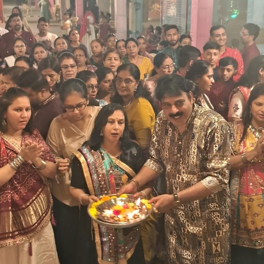 મારી સોસાયટી મારી નવરાત્રિ:એકતા ફેસ્ટિવલમાં સાતમા નોરતે ‘મુંબઈથી ગાડી આવી રે’ની ધૂમ, આલાપ મ્યુઝિકલ ગ્રુપના સંગીતે ખેલૈયાઓને ઝુમાવ્યા, લકી ડ્રો અને ગિફ્ટ પણ અપાઈ