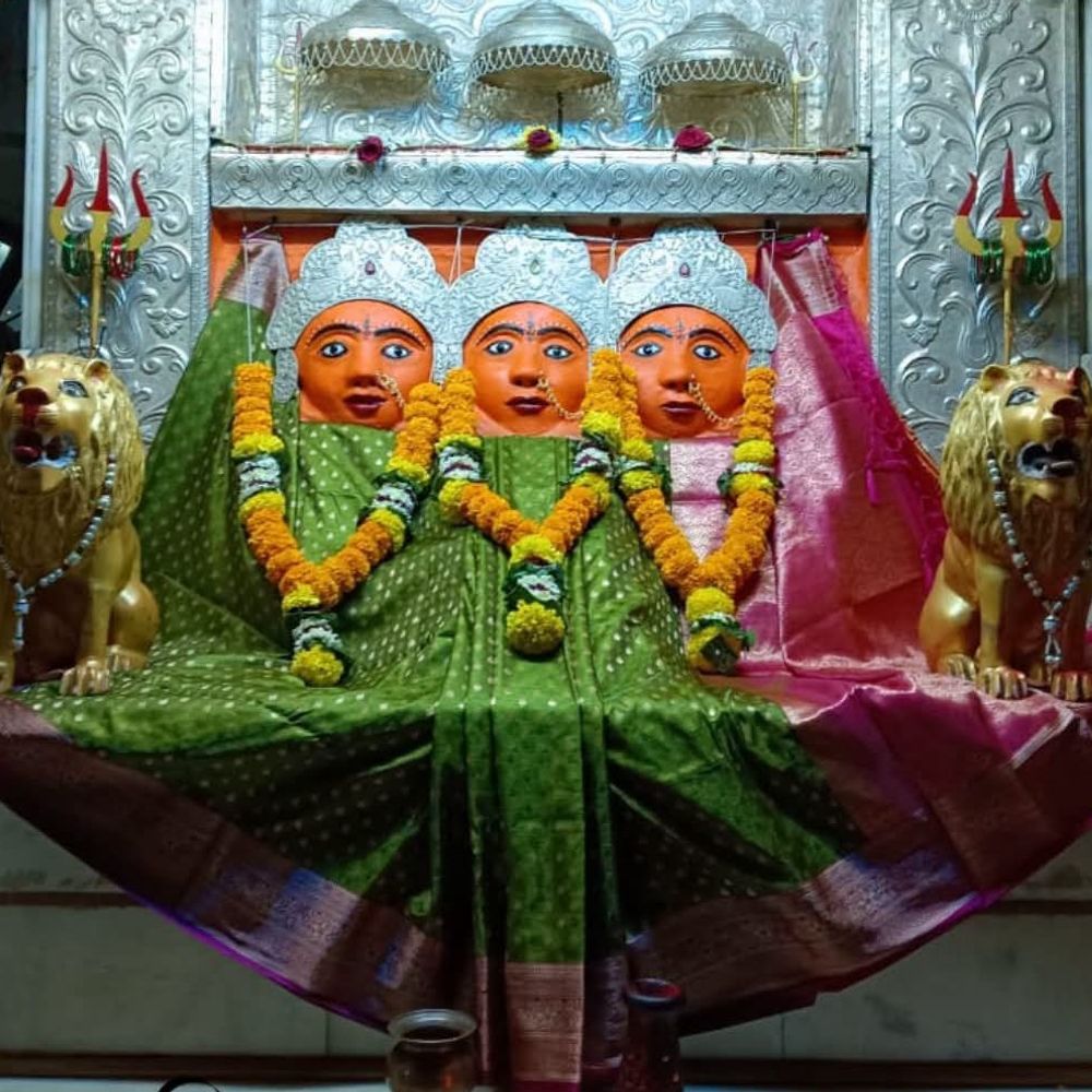 વલસાડના પારનેરા ડુંગર પર નવરાત્રિની ભક્તિમય ઉજવણી:માતાજીના દર્શન માટે ઉમટ્યા ભક્તો, ઝગમગતી રોશની અને ગરબાની રમઝટ