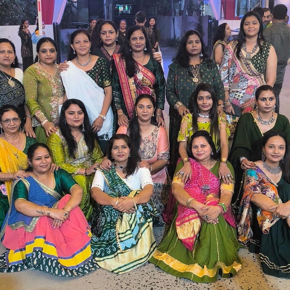 મારી સોસાયટી મારી નવરાત્રિ:ન્યુ રાણીપની કૃષ્ણમ સ્ટેટ્સમાં લીલા વસ્ત્રોમાં ગરબા, સોસાયટીના સભ્યોએ અંબે માની આરતી કરી હિંચ-ટેટુડો રમ્યા